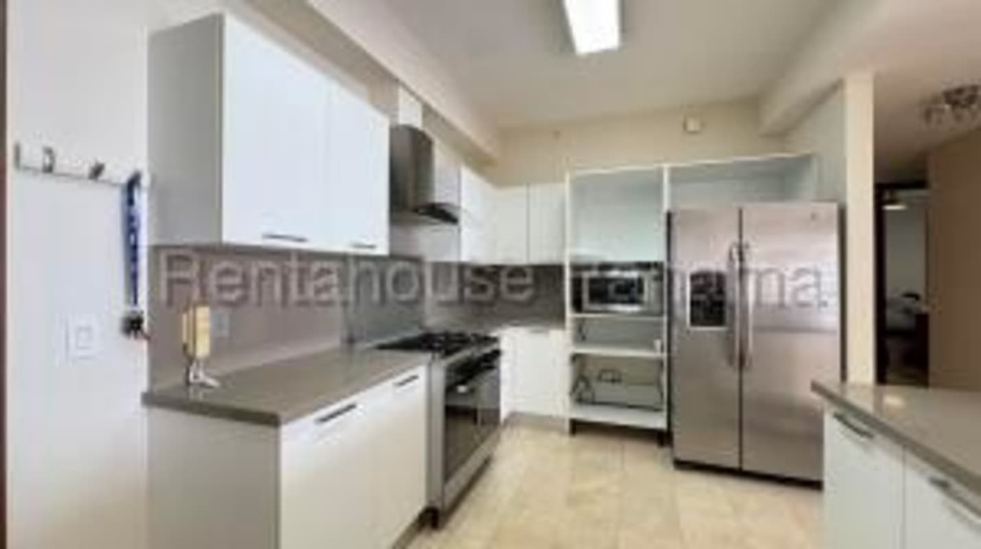 Luxury lobby with marble finishes at PH Greenview Santa Maria Panama