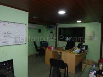 Covered outdoor swimming pool area with grass floor and benches in Coclé Penonomé