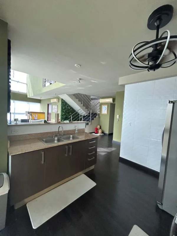 Spacious master bedroom with en-suite bath, AC, closet PH Park Loft Panama