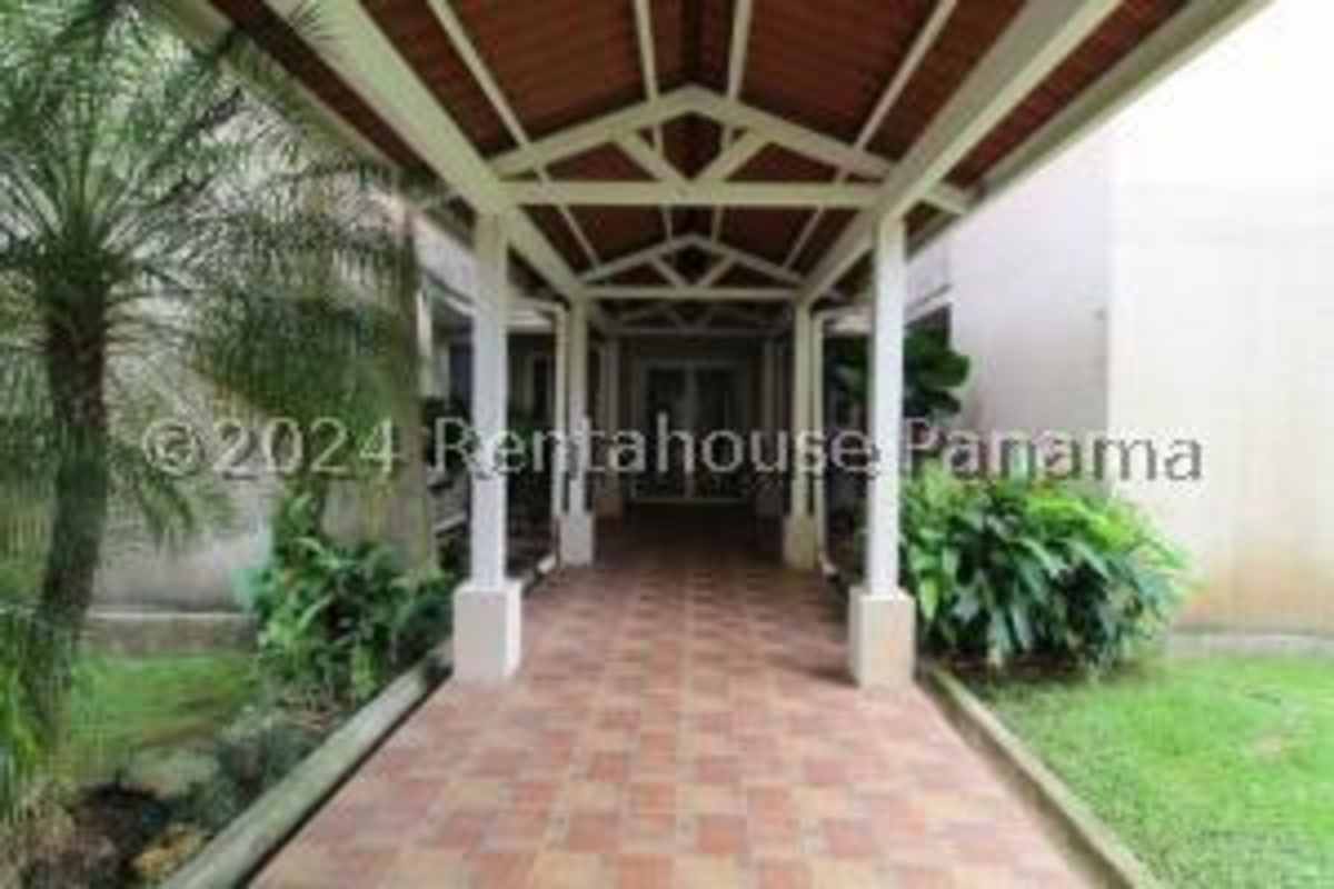 Full bathroom with ceramic tiles and shower in Versalles Costa Sur Panama apartment