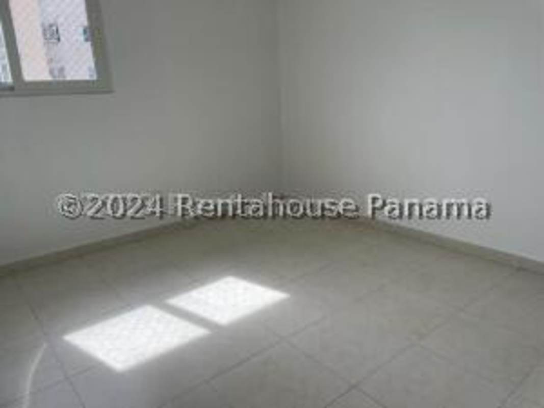 Bright bedroom with windows and ceramic floor in Torres de Versalles Costa Sur Panama