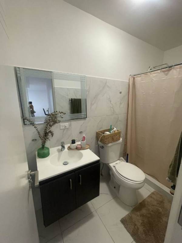 Twin beds and large windows with skyline view in apartment rental Panama