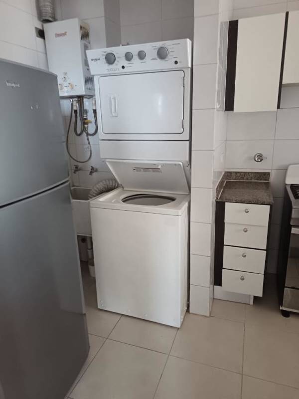 Compact modern kitchen with granite countertops gas stove PH Vivendi 400 Edison Park Panama