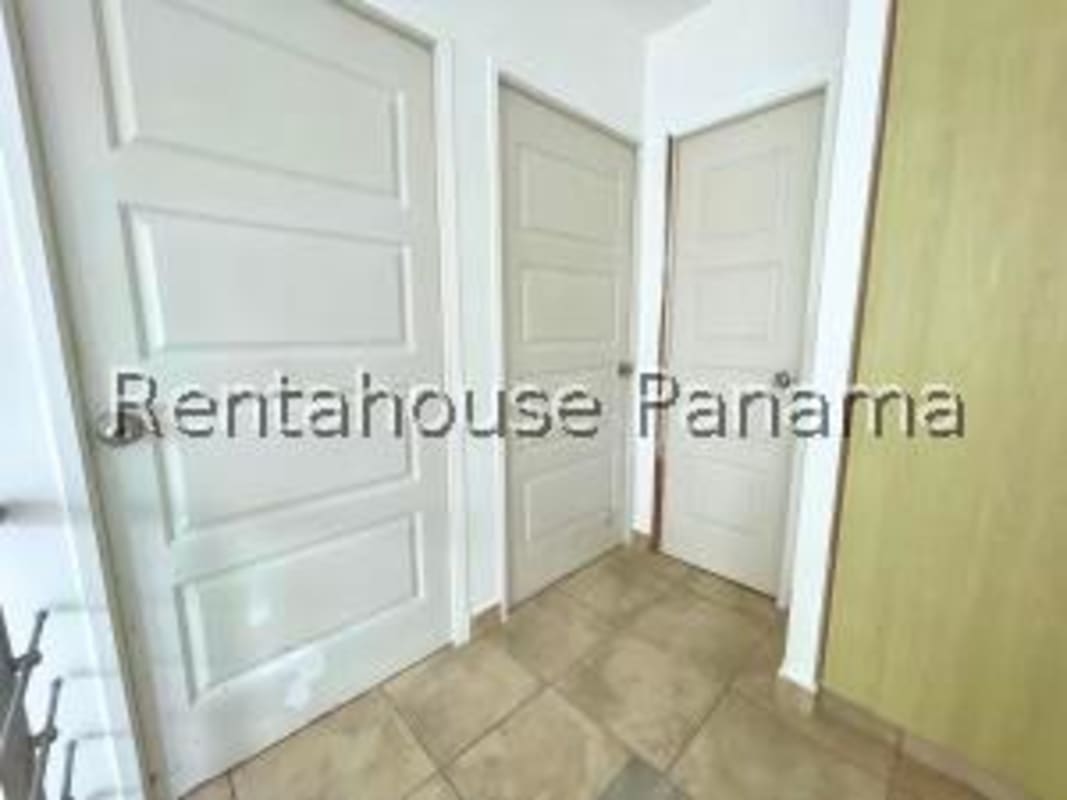 Bright bedroom with tile flooring and natural light in PH Everest Paseo del Norte Panama