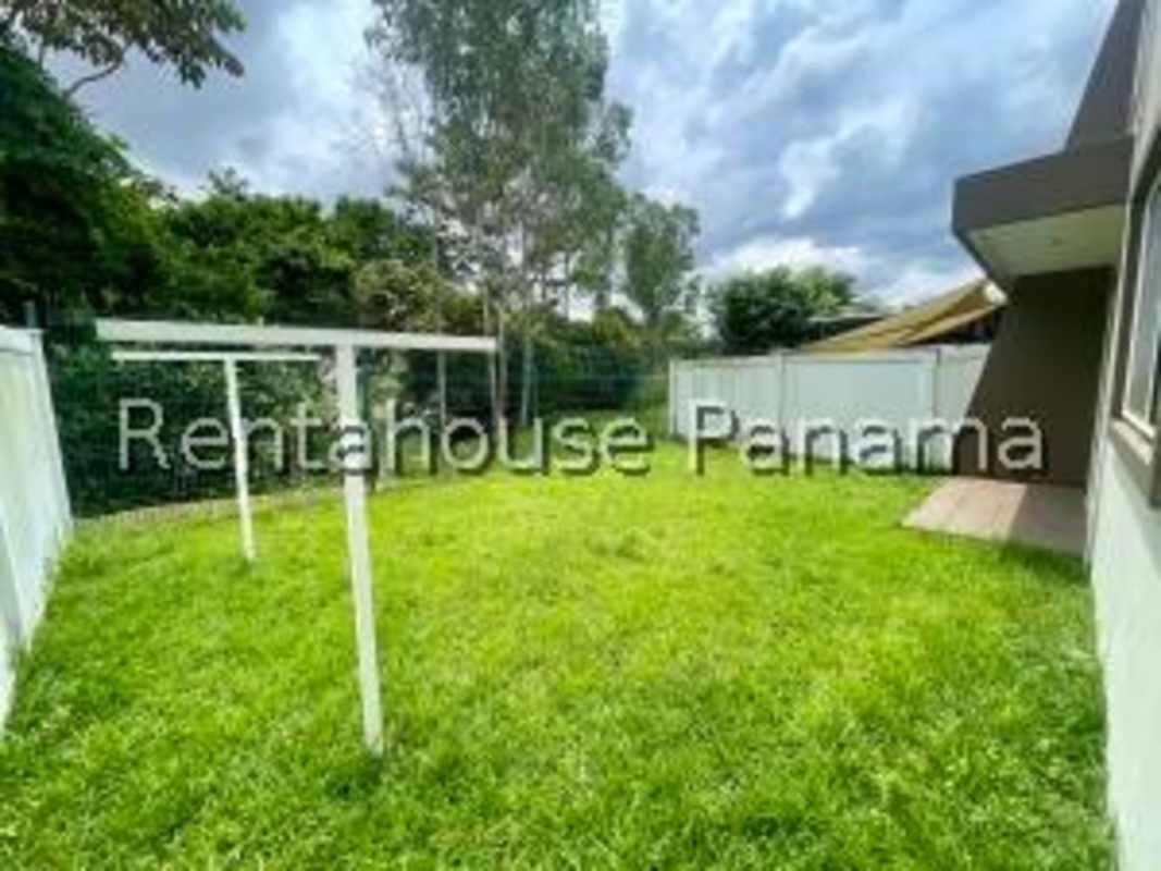 Contemporary bathroom with glass-enclosed shower and tile PH Everest Panama