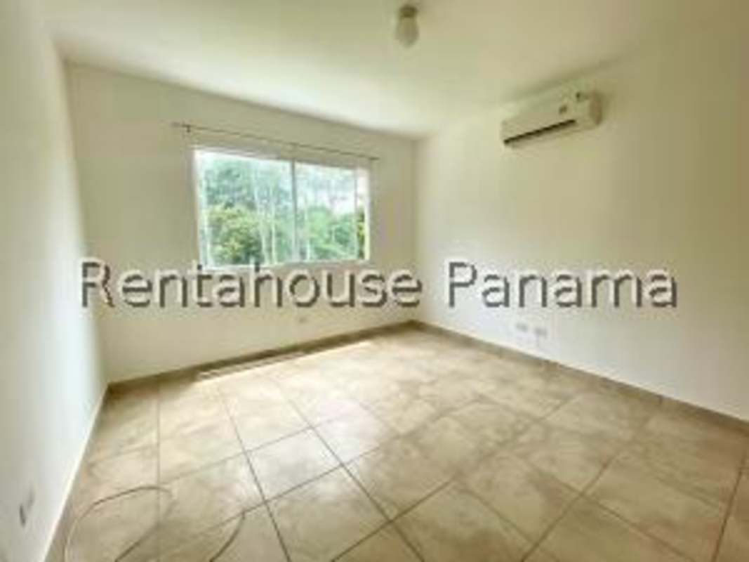 Kitchen area with tile backsplash and space for stove in PH Everest townhouse Panama City
