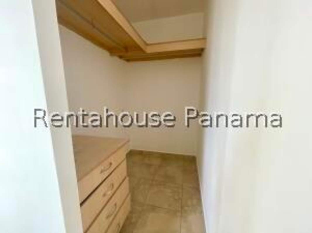 Guest half-bathroom with sink and toilet PH Everest Paseo del Norte Panama