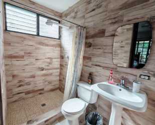 Bedroom with double beds, fan, garden view mountain house El Valle Panama