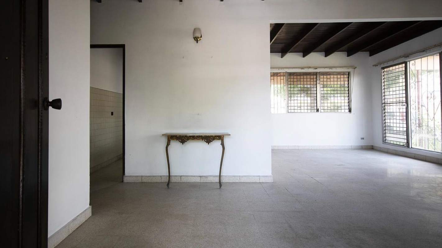 Large living room with exposed beams and big windows Betania house Panama for rent