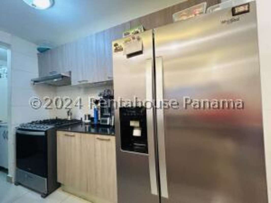 Bedroom with panoramic city view, split AC and closet in PH Coral Tower Panama