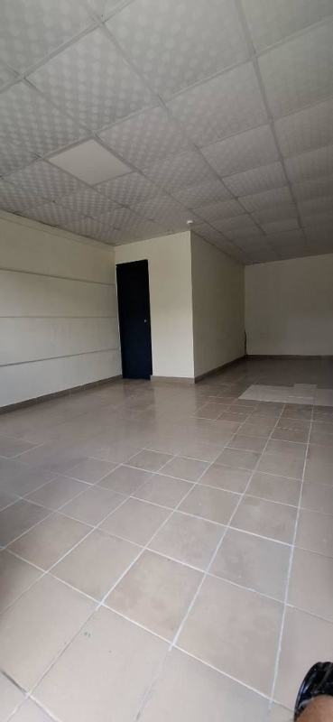 Empty industrial warehouse with roller shutter and mezzanine office Villa Zaita Panama