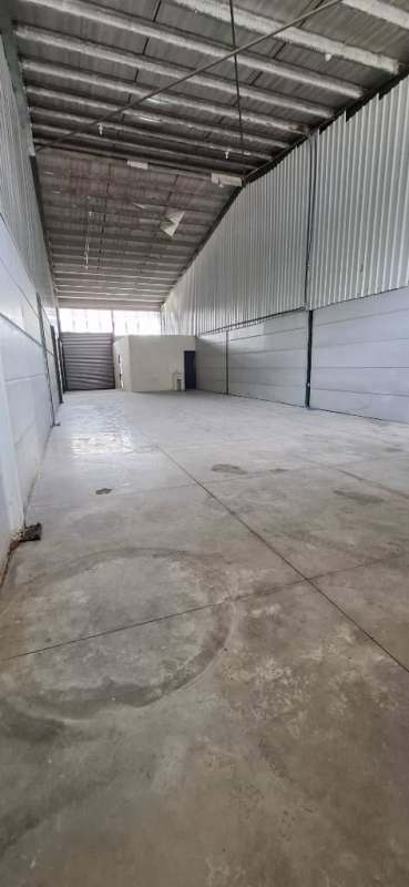 Warehouse with high metal ceiling, roller shutter and concrete floor Villa Zaita