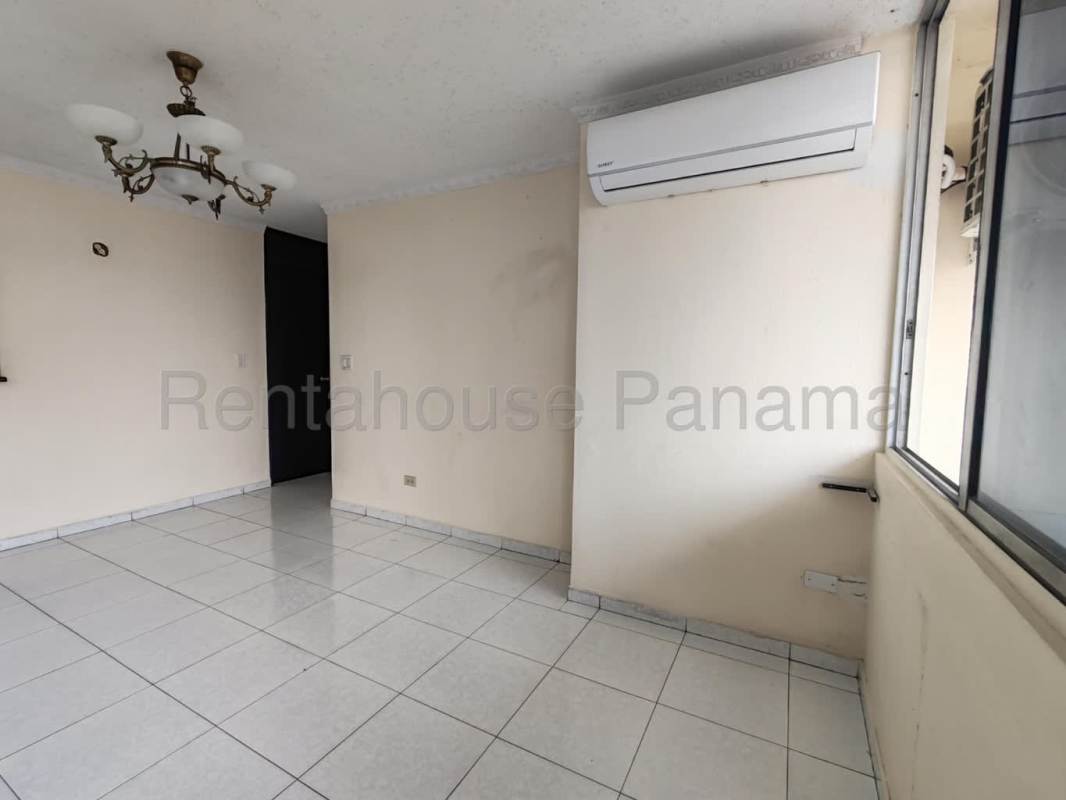 Bedroom with built-in closet, AC unit and ceiling fan PH Terrace El Cangrejo apartment Panama