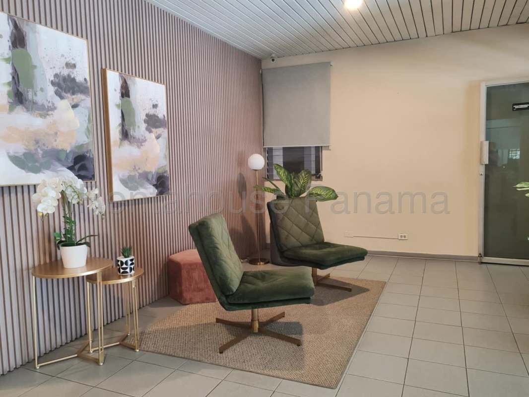 Bright bedroom with closet, AC and ceiling fan PH Terrace El Cangrejo for rent