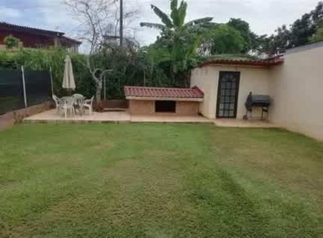Backyard grass lawn patio dog house BBQ Las Praderas San Antonio rental