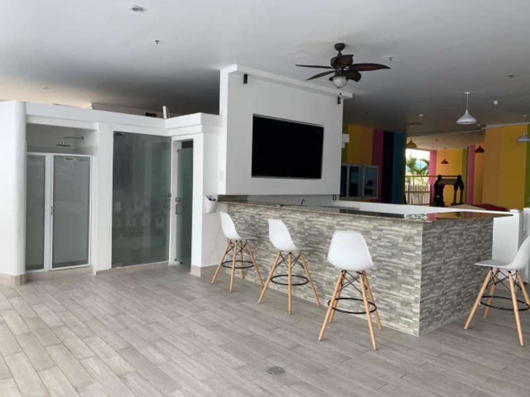 Rooftop swimming pool with views of Panama City's skyline at PH Premium Tower San Francisco