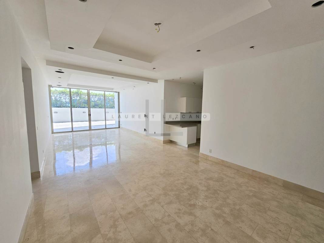 Elegant bathroom with marble tiles, wood vanity, glass-enclosed shower in PH Greenview Panama