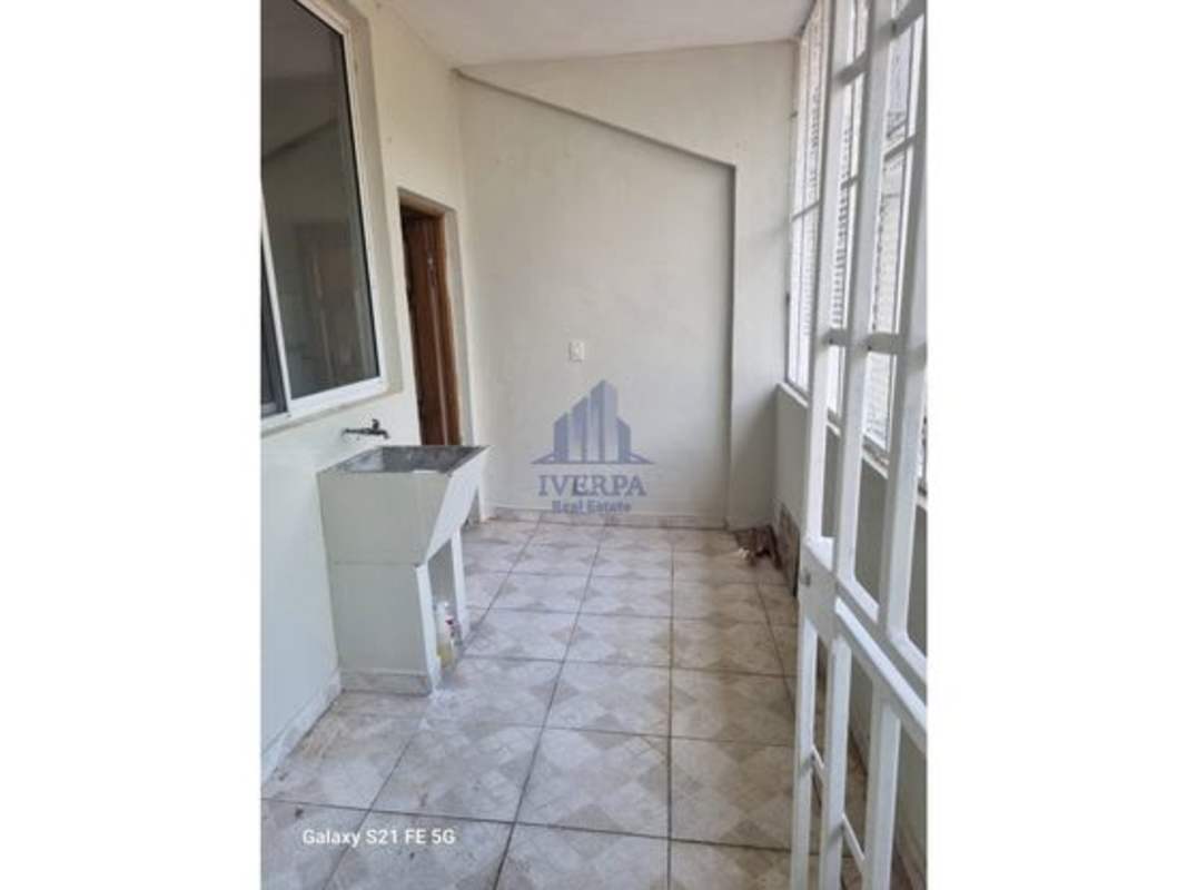 Bathroom with tiled shower, glass doors, sink in PH San Francisco Place Panama