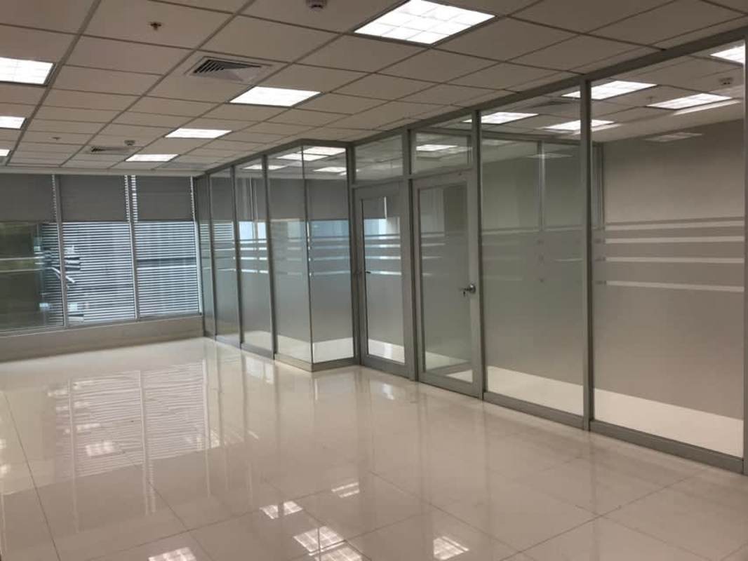 Spacious modern office with frosted glass dividers in Torre Empresarial Panama