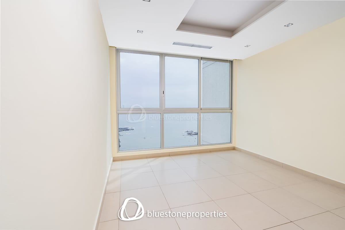 Modern bathroom with marble finishes at PH Ocean Club Punta Pacifica