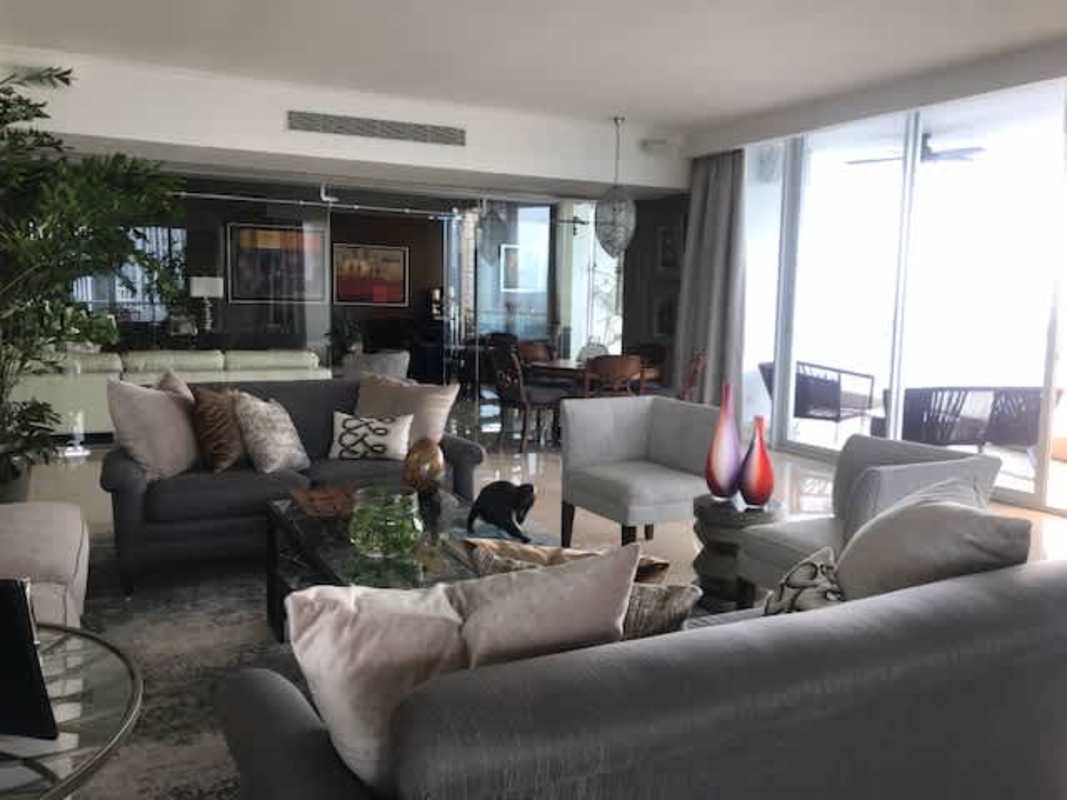 Elegant dining room with floor-to-ceiling windows and panoramic city views in The Point Punta Paitilla