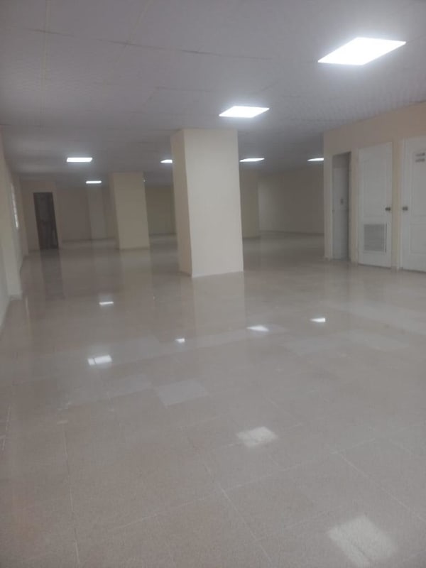 Spacious open commercial floor with tiled flooring, support columns and lighting, suitable for business or showroom on Vía España Panama