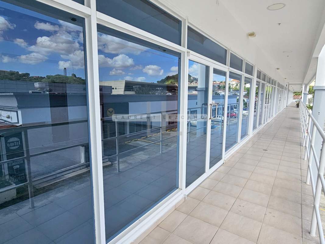 Glass frontage retail units view in Plaza Gran Altos Condado del Rey Panama City