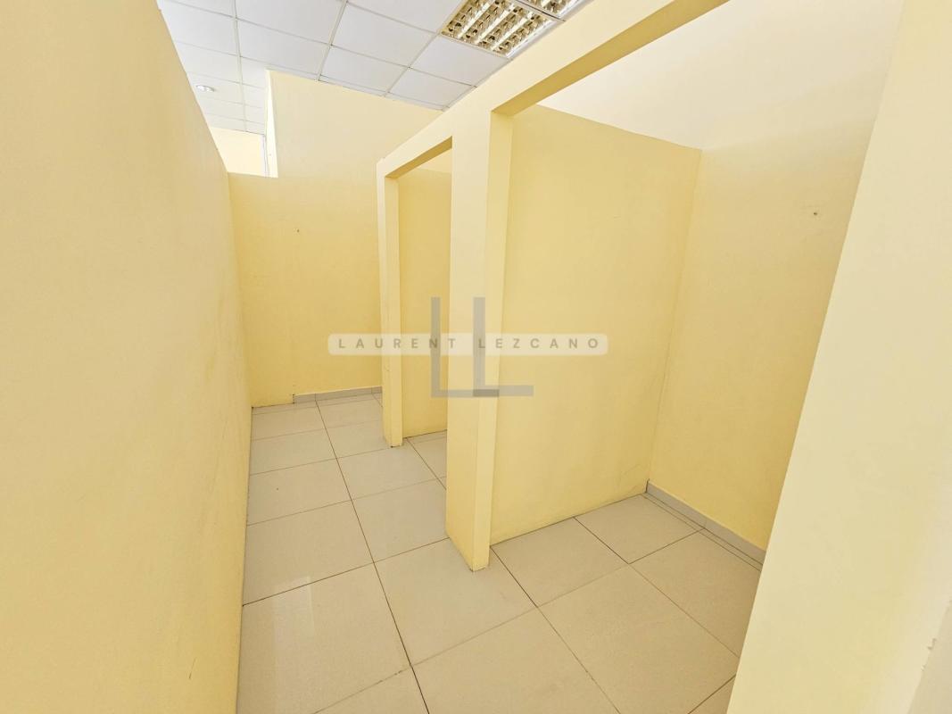Interior view of empty commercial space with ceramic tile floor and high ceilings in Plaza Gran Altos Condado del Rey