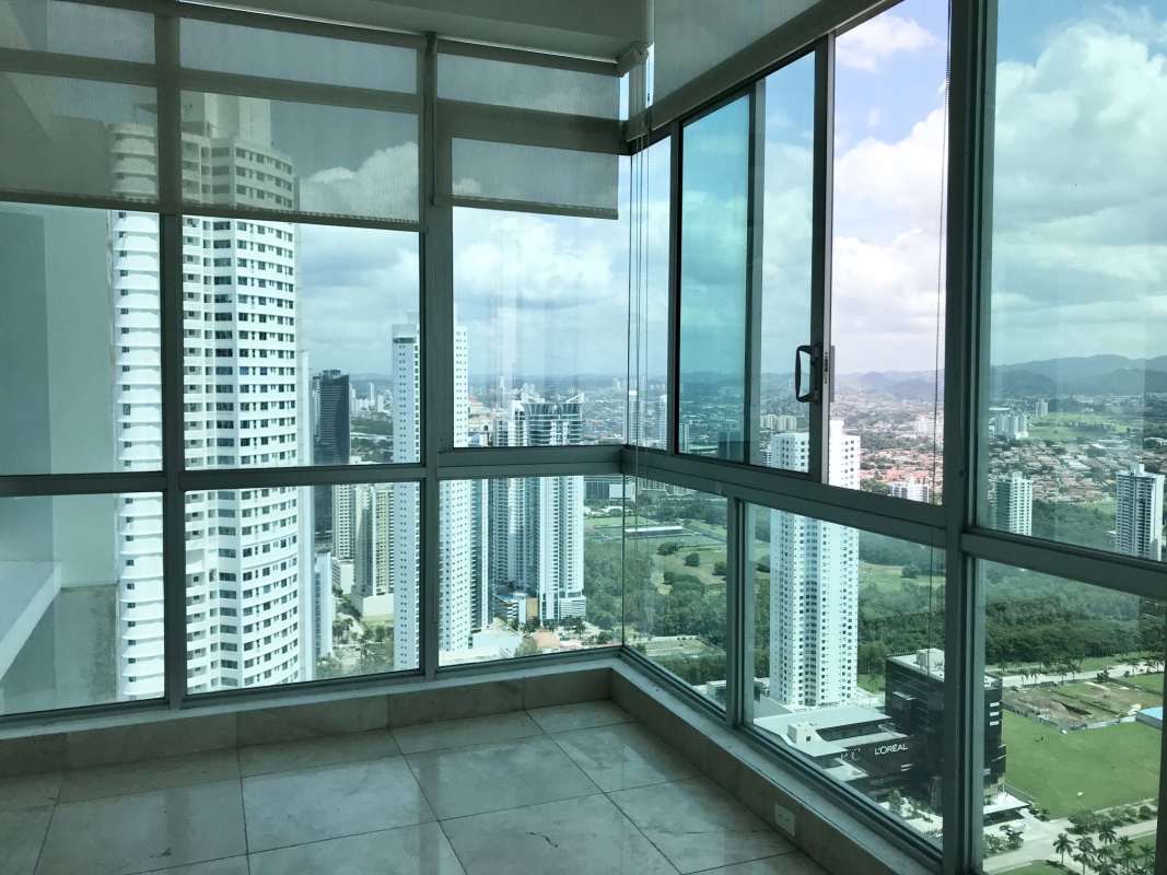 Luxury bathroom with marble tiles, bathtub with ocean view in PH Ocean Two Penthouse Panama
