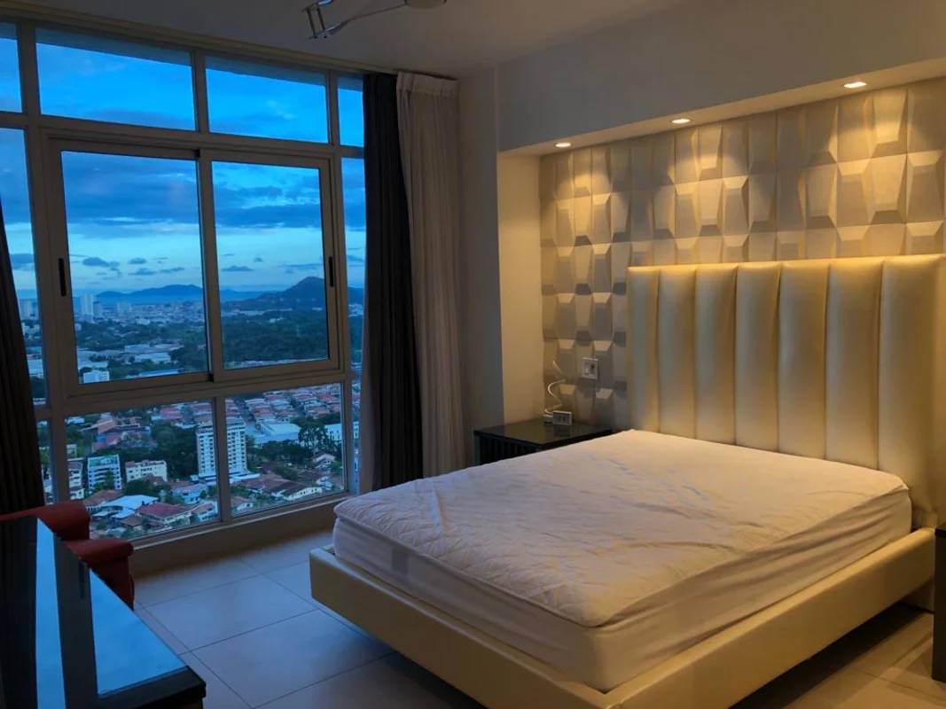 Open plan living room with floor-to-ceiling windows city skyline panoramic view PH Dos Mares Panama