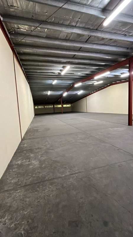 Empty industrial warehouse with concrete floors and exposed beams for rent El Crisol Panama