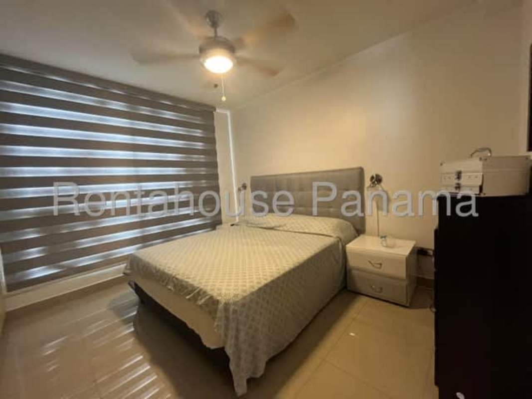 Bedroom with large blinds, upholstered bed, ceiling fan in PH Rokas Condado del Rey