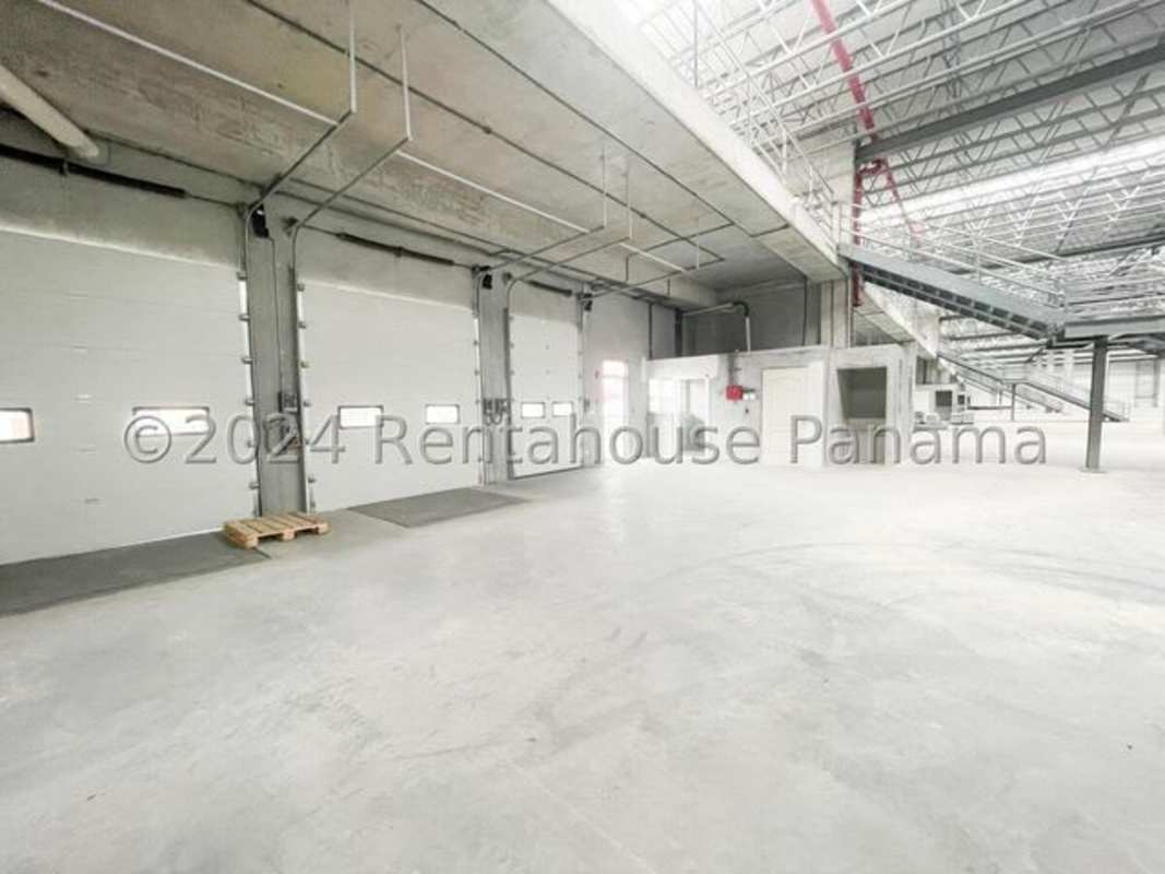 Warehouse interior featuring mezzanine level and high ceilings at Don Bosco Industrial Park Panama City