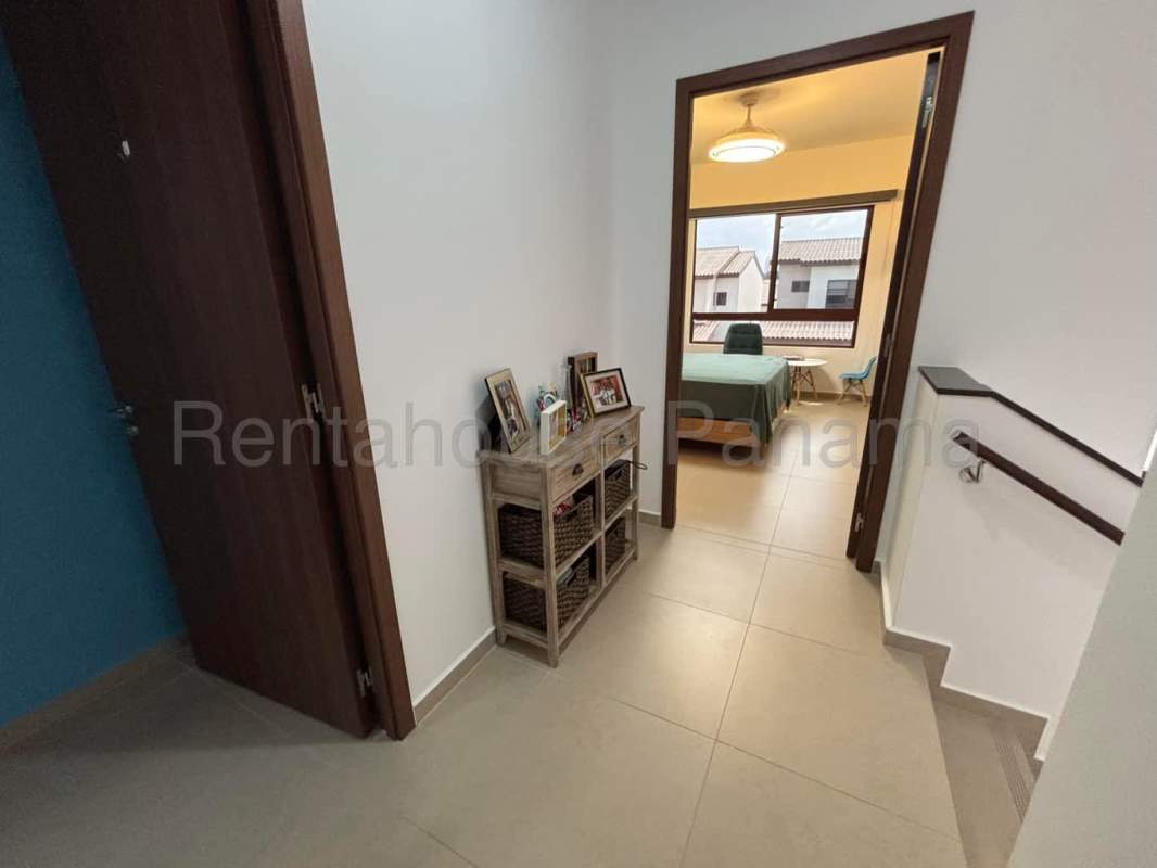 Modern fitted kitchen with window and ample storage in Golf Gardens house Panama