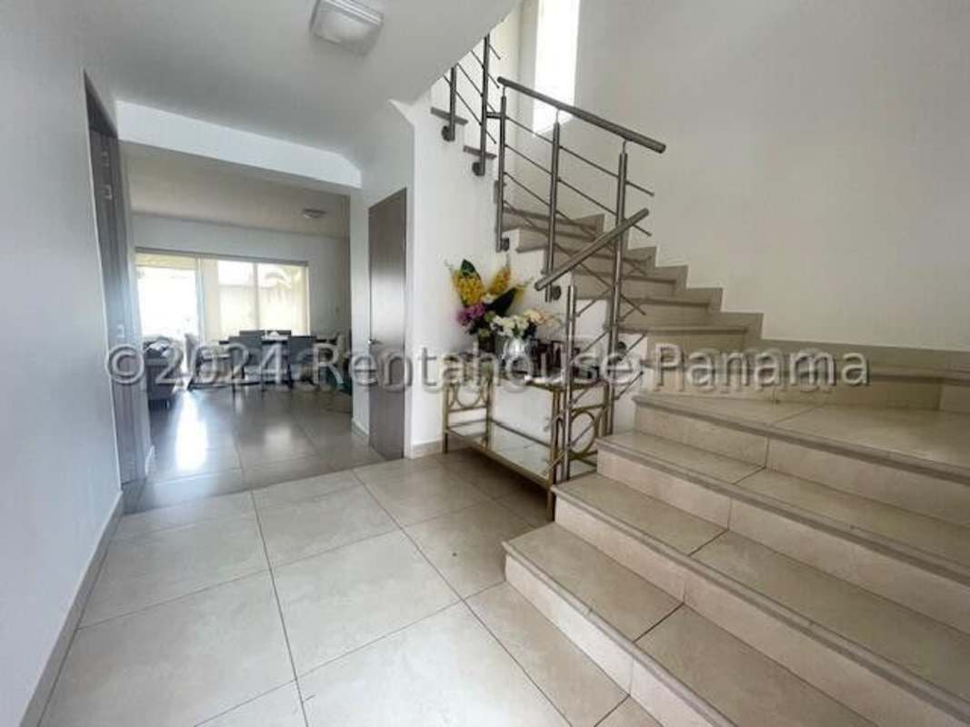 Spacious 4BR Family Home with Terrace & Pool in Versalles Panama