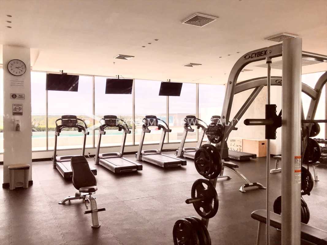 Rooftop infinity pool overlooking city skyline Santa María Greenview Panama