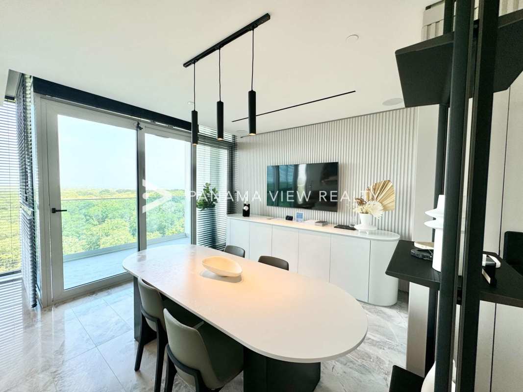 Spacious master bedroom with large window, walk-in closet, luxury finishes, The Ivy Santa Maria Panama