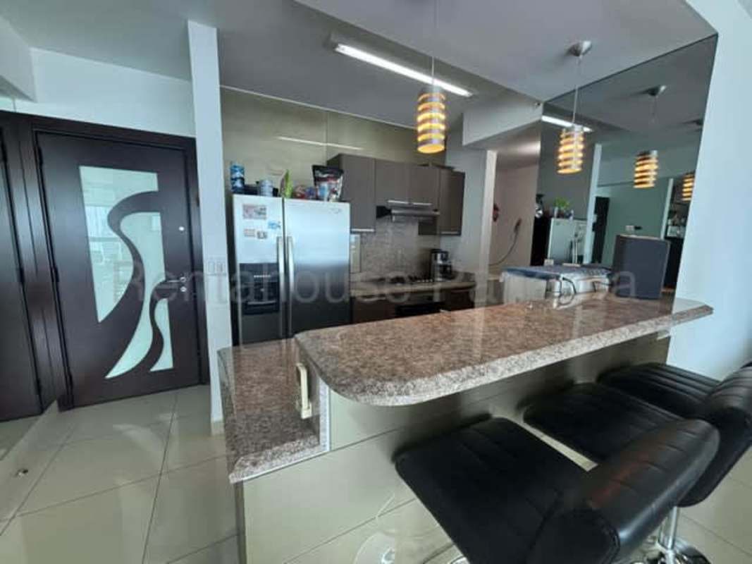 Kitchen with breakfast bar granite countertop in PH Top Tower Panama