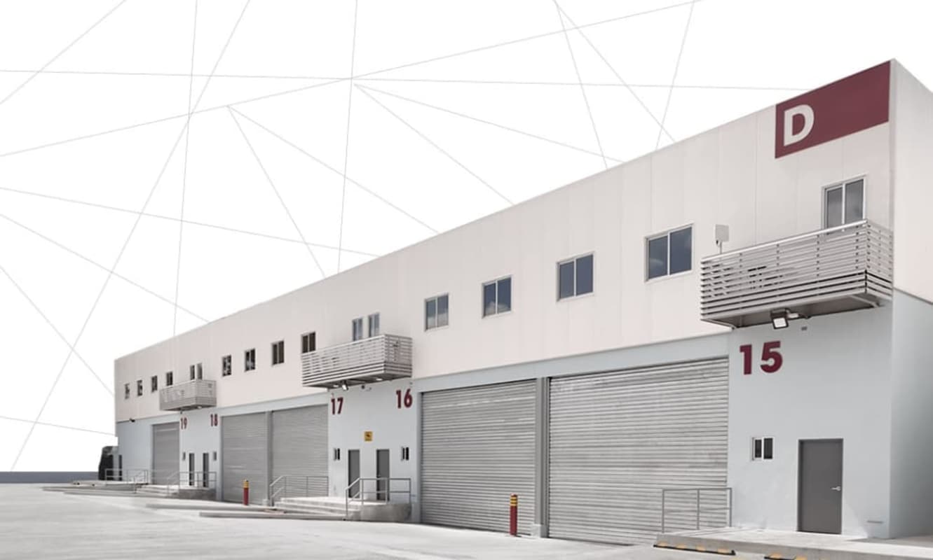High ceiling empty warehouse with natural skylights and reinforced floor in Airport Commercial Park IV Panama