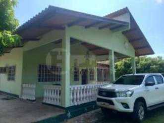 4 Bedroom Beach House with Pool & Large Lot in Nueva Gorgona