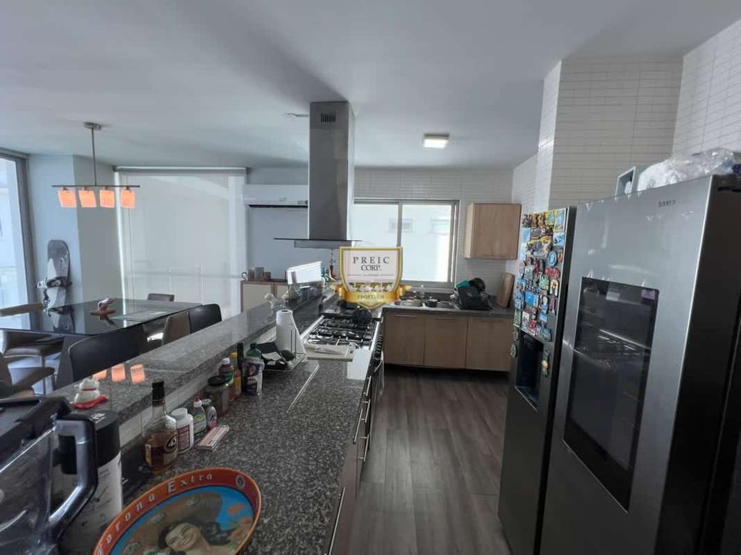 Open-plan kitchen with granite countertops, stainless appliances in PH Titanium Tower Panama