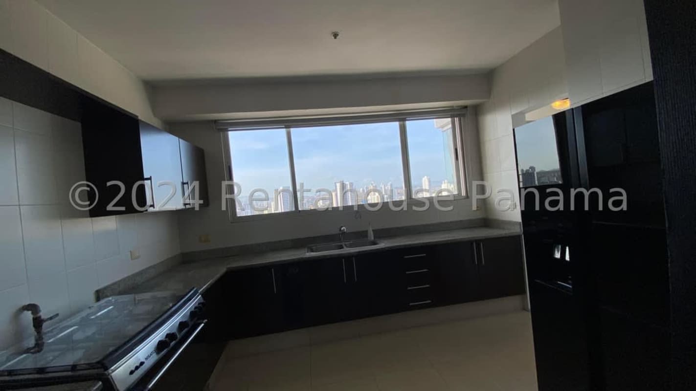 Kitchen equipped with granite counters, ample cabinets, large window PH Mediterráneo Panama City
