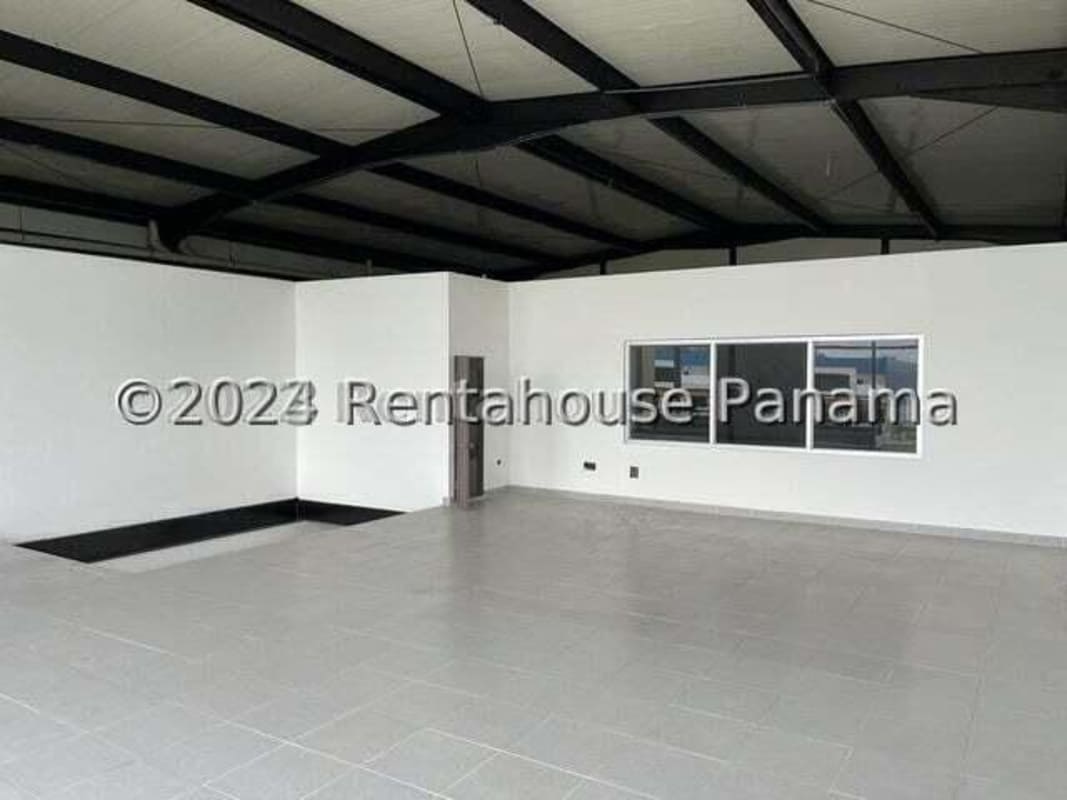 Large clear warehouse floor suitable for logistics and distribution in Pacora Panama