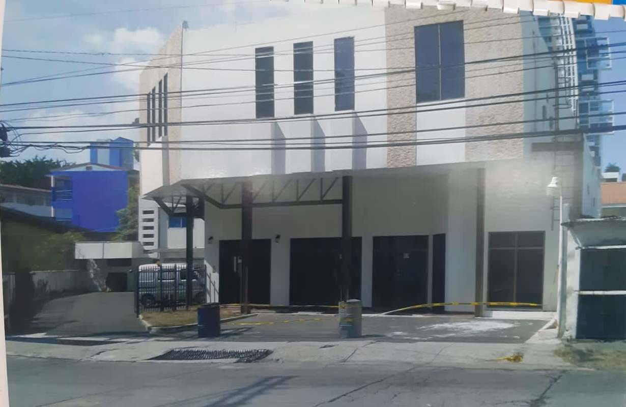 Commercial unit with open mezzanine level, metal stairs, and industrial finishes in Panama City