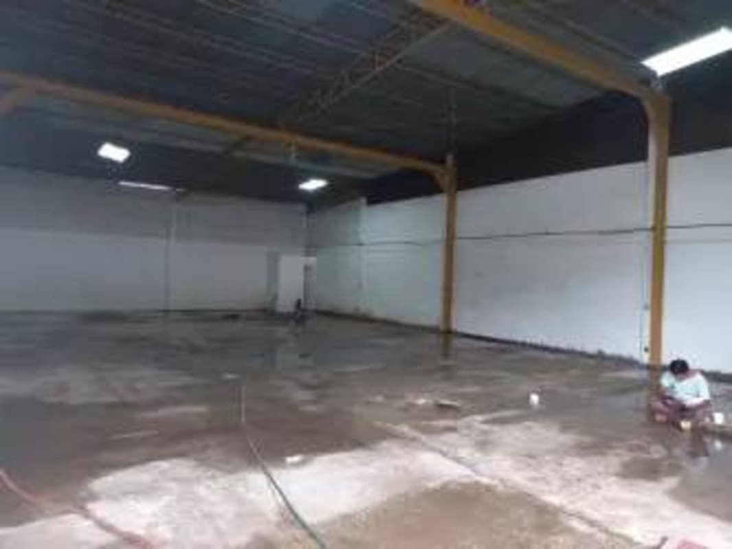Industrial warehouse with wide roller door concrete floor high ceiling for rent in La Loceria Panama City
