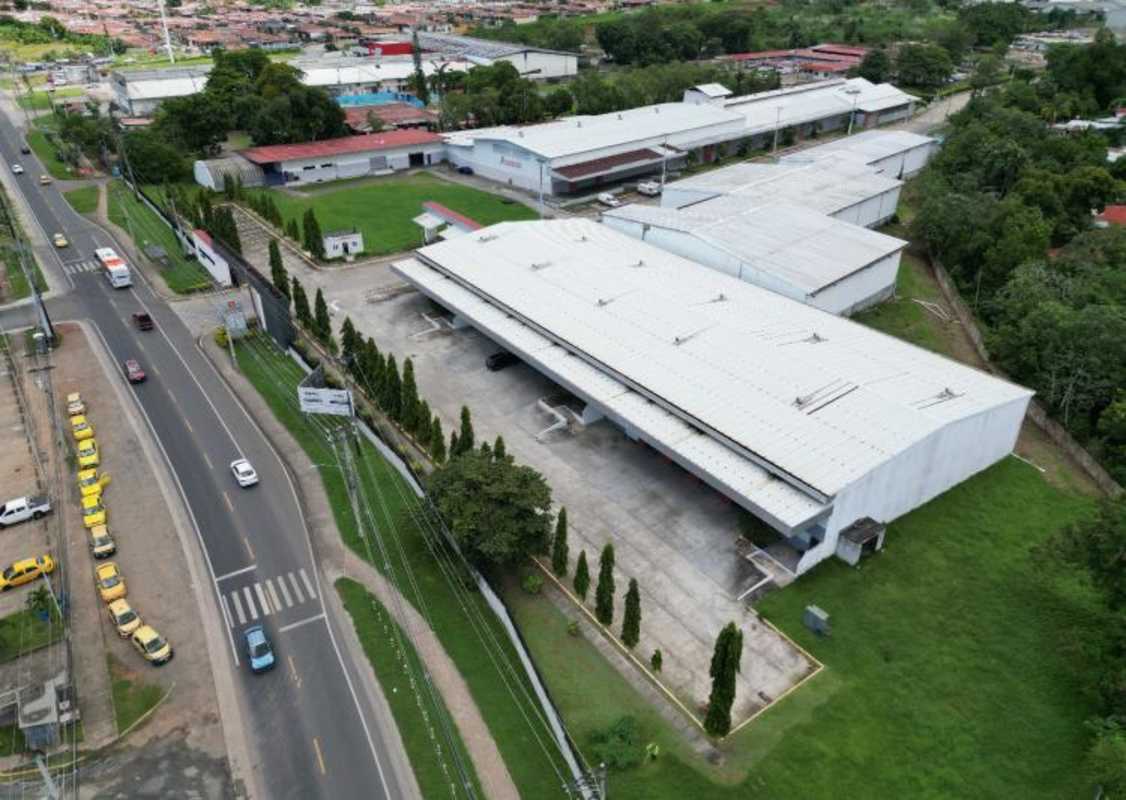 Industrial warehouse exterior with multiple loading docks and large driveway in Panama