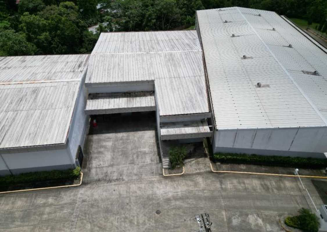 Warehouse with metal roofing and ample driveway space Tocumen Panama