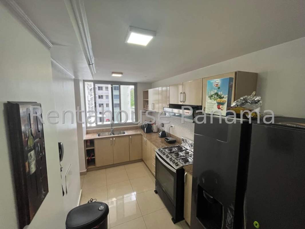Modern bedroom with wardrobe and ceiling fan wiring in PH Rokas Condado del Rey Panama