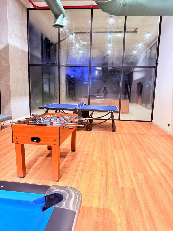 Bathroom with glass-enclosed shower and porcelain tile in PH Quatrium Panama City