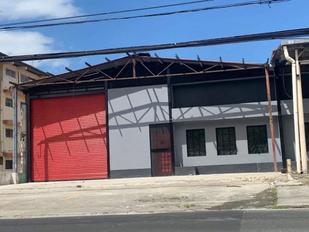 Exterior red rolling door warehouse with concrete driveway Santa Elena Parque Lefevre Panama